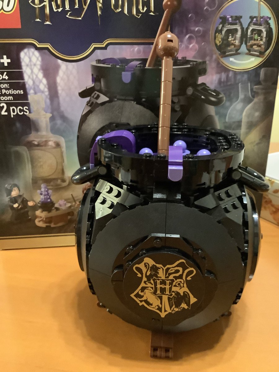 KatyRamirezHM's tweet photo. 大鍋で魔法薬をぐつぐつ煮立ててかき混ぜると…
鍋が開いて、中は魔法薬学の教室に！ https://t.co/vVJ1CByGcI