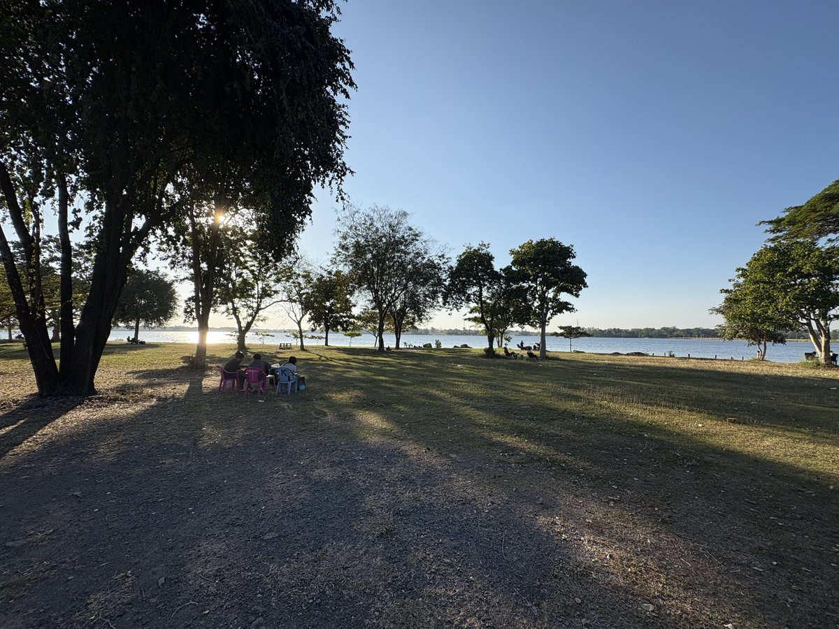 ความเปลี่ยวดายอันกึกก้อง
ร้องเรียกฤดูใบไม้ผลิอันเงียบงัน
แล้งร้อนเปลี่ยนเป็นเยียบเย็นฉับพลัน
ผ่านคืนวันฉันเพียกหาวันคืน

ม้วนเทปเก่าเล่าเรื่องของเมื่อวาน
เข็มนาฬิกากาลผ่านดึกดื่น
ร่ำให้เถิดในคืนค่ำร่ำสะอื้น
อรุณตื่นฟื้นฟ้าฟาง
#ถูกที่ผิดเวลา