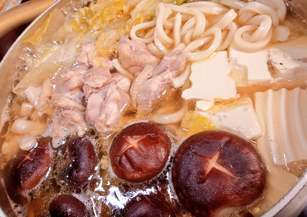 自炊ふぇすたちゃん、鍋編
白菜、きのこ類、鶏もも肉、豆腐、全てがたっぷりあつあつ鍋🍲 