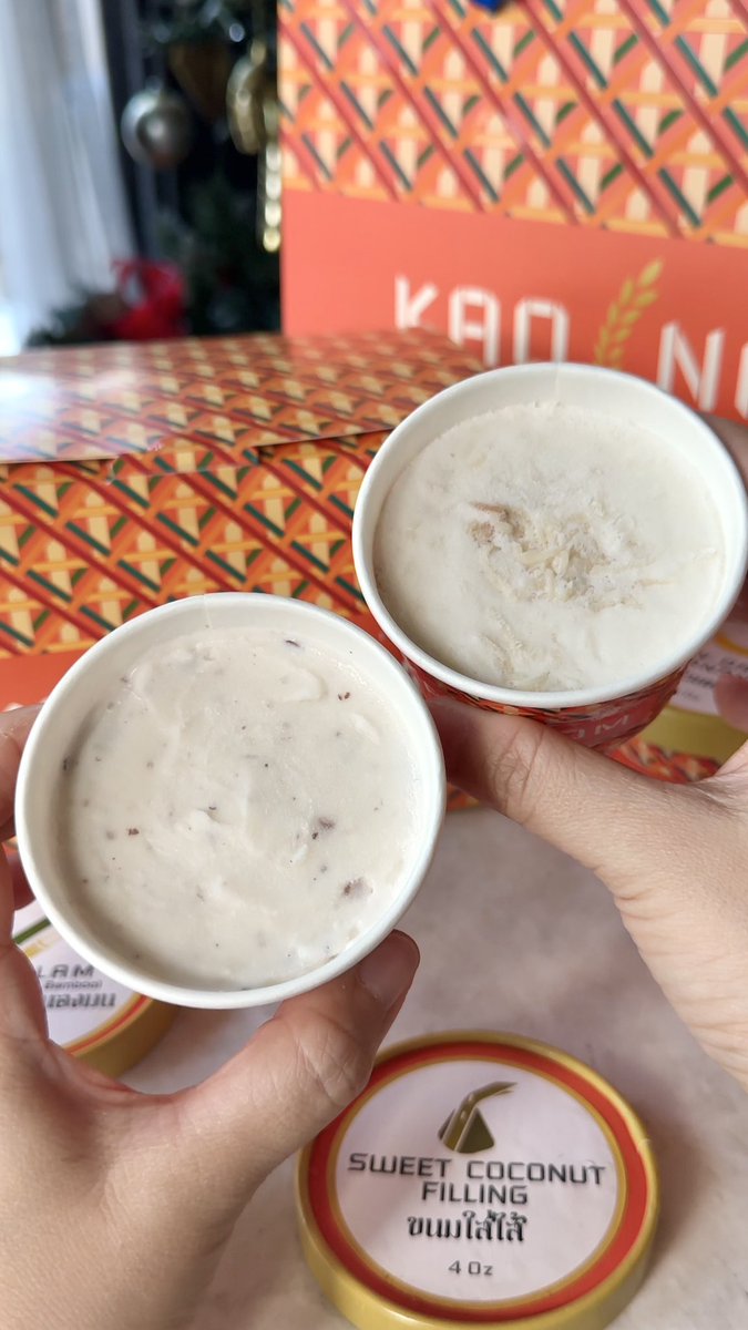 ไอติมขนมไทย 🍨🌾 แต่ละรสคือเหมือนกินขนมอยู่จริงๆ ชอบสุดนี่ขอยกให้ กล้วยตาก 🍌 มันไม่เหมือนไอติมรสกล้วยทั่วไปนะ แต่คือกล้วยตากเลยยยแบบถูกต้อง! รสขนมใส่ไส้ก็อร่อย ข้าวหลามหนองมน กับฝอยทองก็แปลกดี <a href="/aroii/">@aroii บอกต่อ</a> #อร่อย

📍Kao Nom, Dusit Central Park