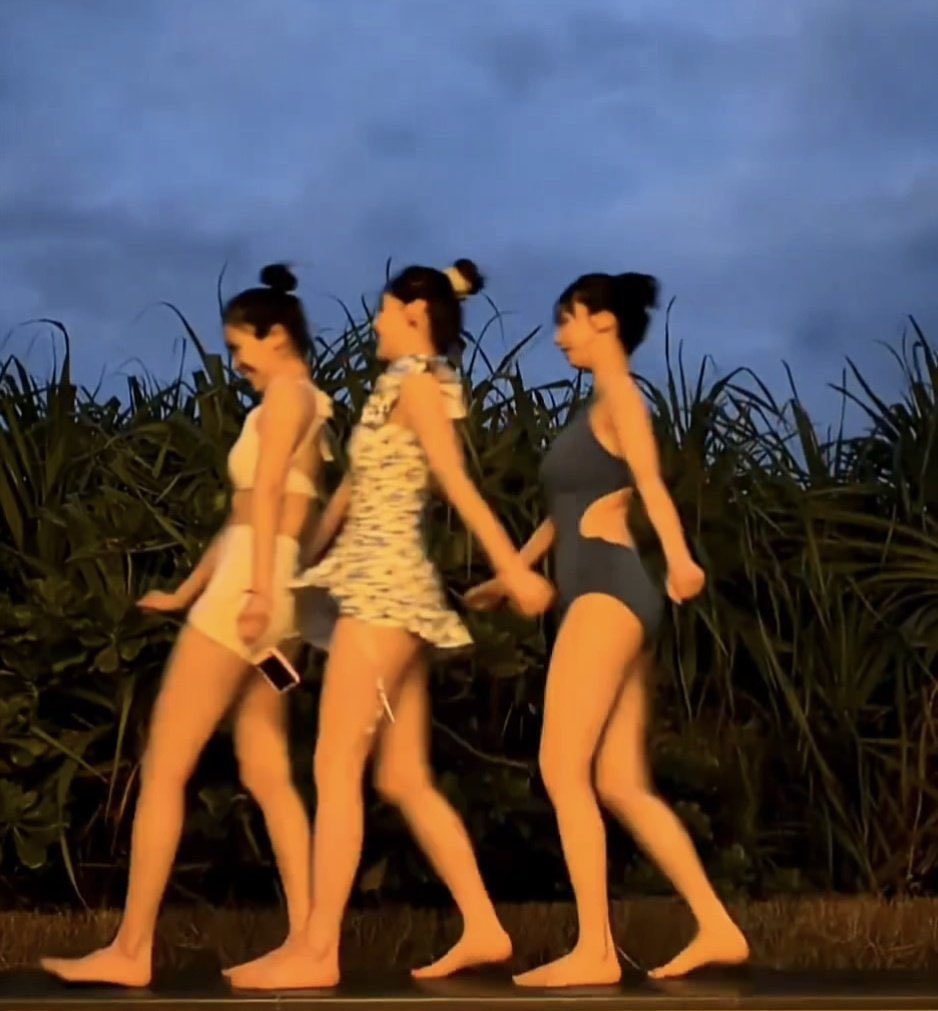 prosebeb's tweet image. พักรีสอร์ทคืนละแสน มีสระส่วนตัว นอนห้องเดียวกัน มีเสื้อแก๊งค์ แต่งตัวเป็นตีม ว่างๆก็อัดคอนเท้นพากันต๊อง 55555555555555 แก๊งค์เพื่อนสนิทในอุดมคตินี่เลยล่ะ 🤣🤣