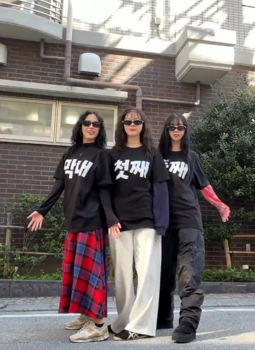 prosebeb's tweet image. พักรีสอร์ทคืนละแสน มีสระส่วนตัว นอนห้องเดียวกัน มีเสื้อแก๊งค์ แต่งตัวเป็นตีม ว่างๆก็อัดคอนเท้นพากันต๊อง 55555555555555 แก๊งค์เพื่อนสนิทในอุดมคตินี่เลยล่ะ 🤣🤣