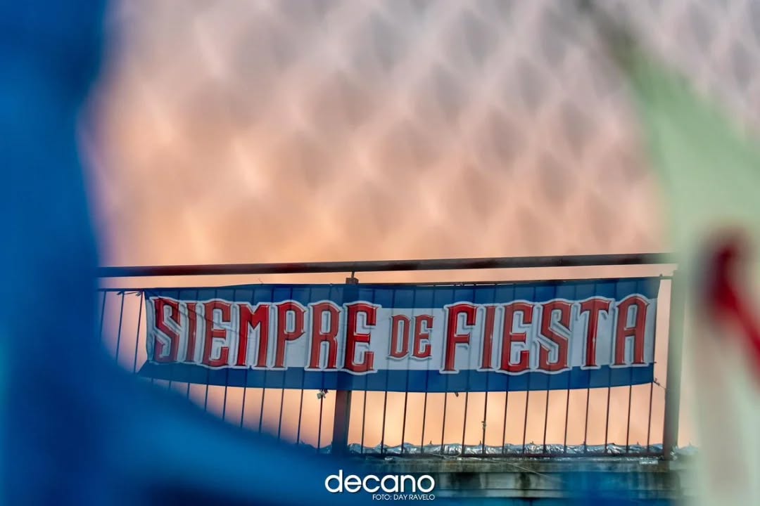 decanocom's tweet photo. Esta campaña volveremos a estar contigo 🎶

¡Buen domingo, Decanos! 🙌🏻

#LaComunidadDelHincha 🗣️🇳🇱
