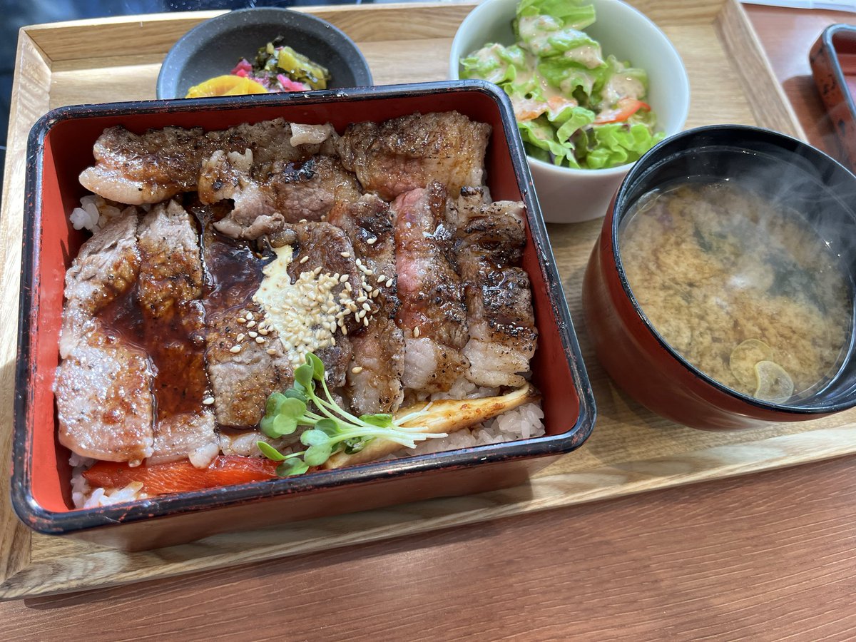 昨日は美可美のステーキ重。肉が美味い