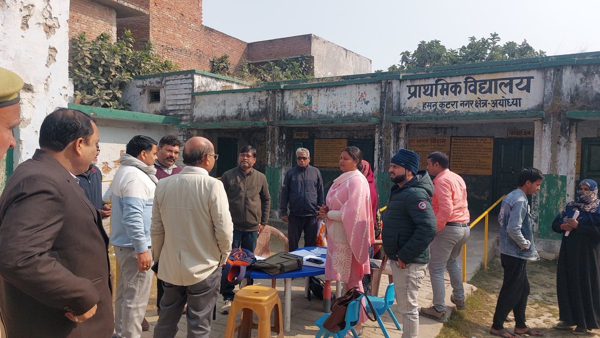 अपर आयुक्त प्रशासन द्वारा मा0 निर्वाचन आयोग क़े निर्देश आज 11 जनवरी को बूथ पर बीएलओ के द्वारा आलेख्य निर्वा. नामावली को पढ़कर सुनाया जायेगा के क्रम में अयोध्याविधानसभा के मतदान केंद्र जूनियर हाईस्कूल छावनी व पीएम कंपोजिट विद्यालय अंगूरीबाग का निरीक्षण किया गया <a href="/ceoup/">CEO Uttar Pradesh</a> <a href="/ECISVEEP/">Election Commission of India</a>