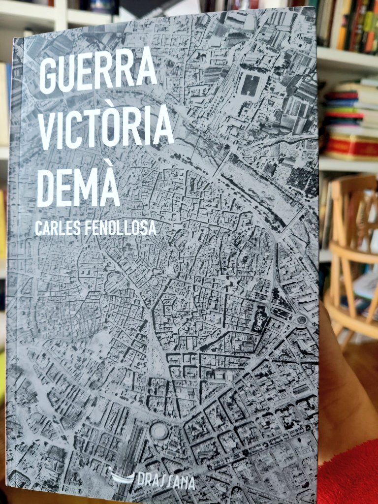 Molt ben cosida la història d'aquest Ulisses que, salvant les pròpies reticències, acaba acceptant que mai va eixir de la seua plaça dels Pellissers. Perquè al final "tot és debilitat, por i nostàlgia". Més que recomanable diu <a href="/VicentOlmos2/">Vicent Olmos</a> i d'un glop la va llegir <a href="/LluisAgusti/">Lluís Agustí</a>.