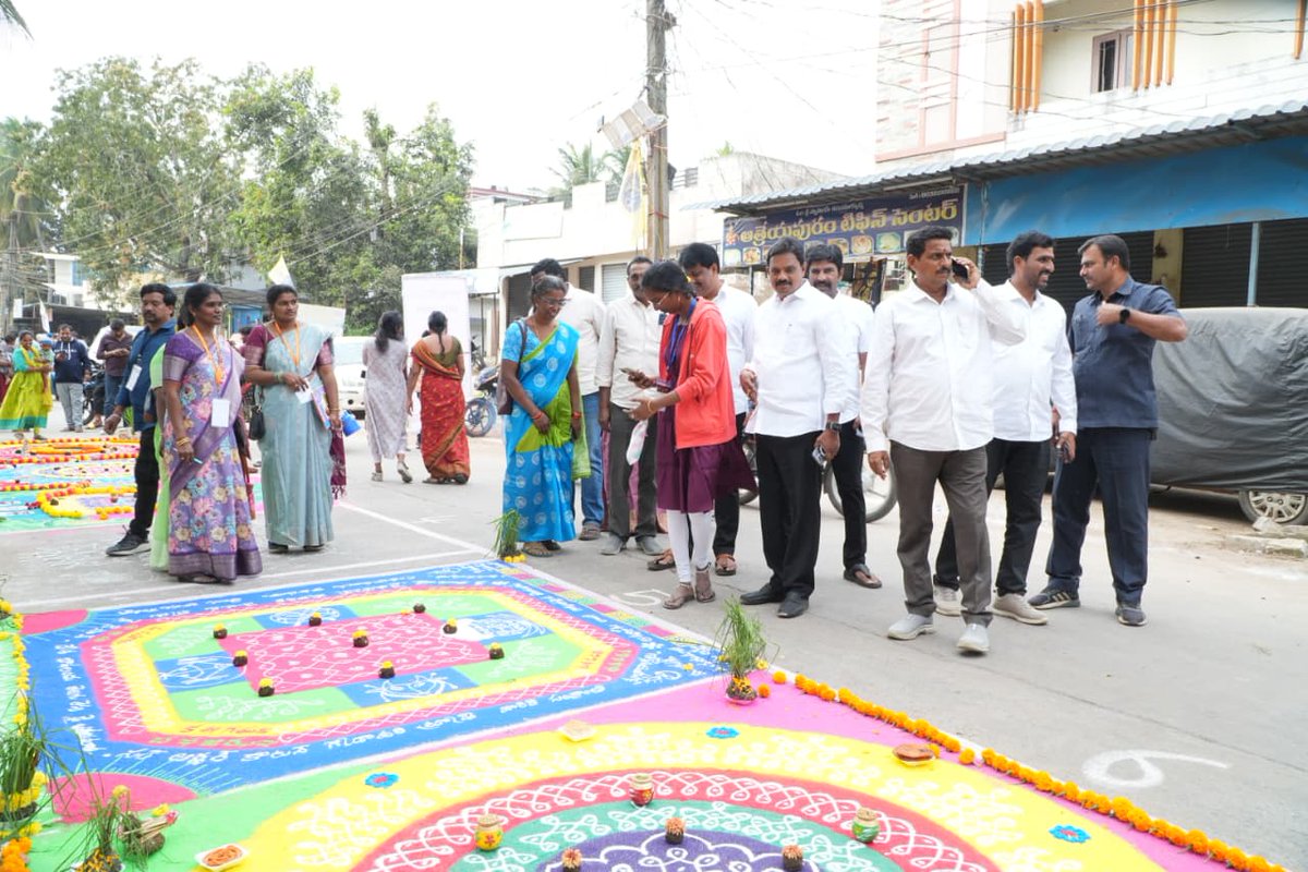 MuppidiOfficial's tweet image. ఈ కార్యక్రమంలో సూరపని చిన్ని గారు, సూర్యదేవర రంజిత్ గారు, బర్ల శ్రీను గారు, గెల్లా సురేష్ గారు తదితరులు పాల్గొన్నారు.

#PongalCelabrations2026 #MuppidiVenkateswararao #KovvurMLA