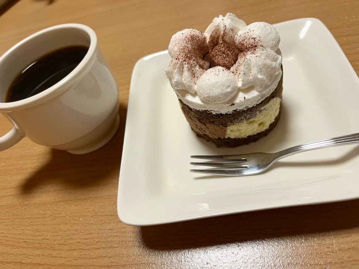 今日は結婚記念日で寿司。カニカニカニ！と牛。
コンビニのケーキも侮れないね。美味い