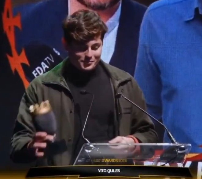Vito Quiles recibiendo un premio de manos de Santiago Segura en una gala de youtubers.
El sueño español cagándose otra vez en el sueño americano.