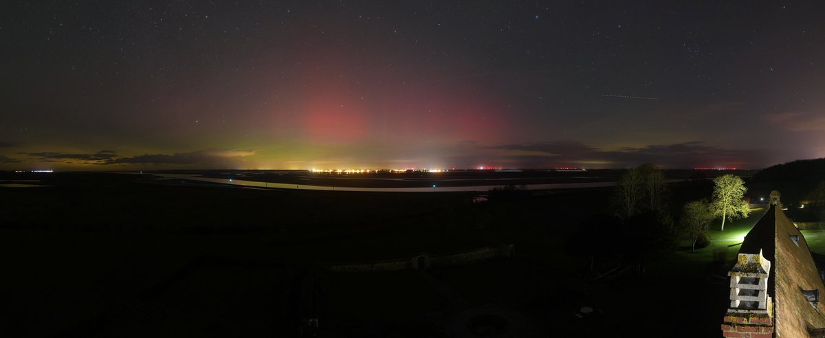 ☀️✨ Des aurores boréales sont brièvement apparues en France la nuit dernière !

Suite à l’impact de l’éjection de masse coronale, l’activité géomagnétique a été marquée par plusieurs sous-orages, dont un événement majeur aux alentours de minuit. Les lueurs ont été visibles à des
