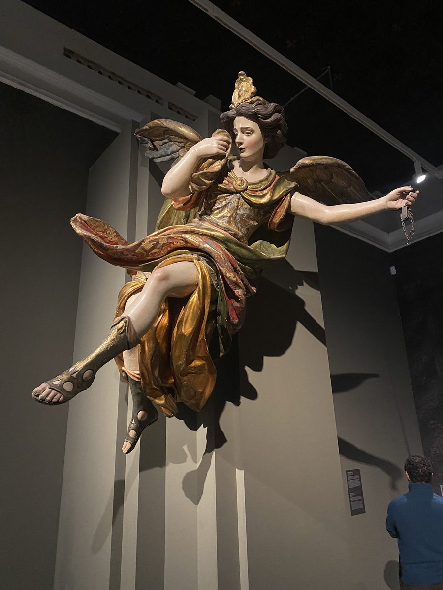 ロルダンの孫の天使像。静止しているのに風を感じます