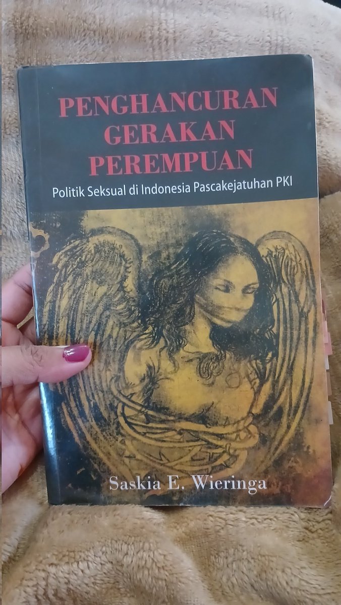 meutiafaradilla's tweet image. Udah hampir selesai membaca buku Penghancuran Gerakan Perempuan dan ada 1 bagian menarik. S.K. Trimurti punya kolom khusus di majalah Api Kartini. Dia mengkritisi pemanggilan nama perempuan dgn nama suami. Karena itu budaya Barat kata dia. Kayak nggak punya nama sendiri aja.