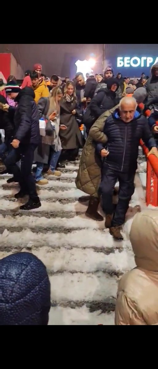 milabizjak's tweet image. Šapiću – odlazi, ne blamiraj se više. Juče je stepenište Arene više ličilo na poligon za ekstremni sport, a ne na prilaz hali gde se održava sportski događaj.

Znali ste da spremite Arenu za izbornu krađu u decembru 2023. godine, celu logistiku i obezbeđenje Mandićevog pajtosa…