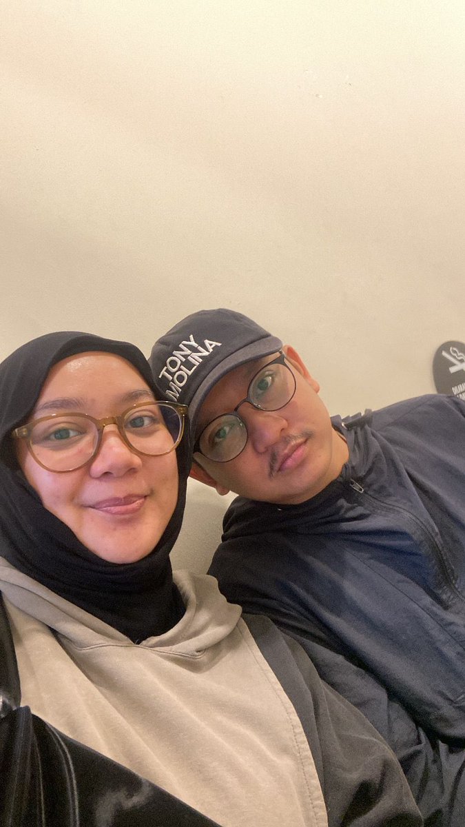 Ada hal yg memorable, pas tur sama Hong! ke Hongkong dan Jepang, topi ini berhasil jd pembuka topik sama warlok amrik yg nonton kita. Yg satu bilang dia dulu driver turnya Tony, dan yg satu bilang ketemu Tony pas dinikahan shbt dia, wkwk