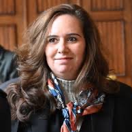 TheNews_Fr's tweet image. 🇲🇦🇫🇷🔴 Fact check — Sarah Knafo est marocaine, devenue française par le droit du sol.

Née en France en 1993, elle est issue de deux parents marocains, eux-mêmes nés au Maroc et arrivés en France peu de temps avant sa naissance. Elle est donc marocaine, sujet du roi Mohammed VI,…