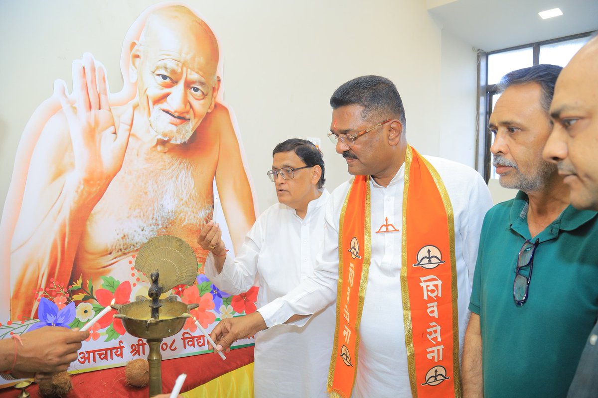 PratapSarnaik's tweet photo. 🗓 ११ जानेवारी २०२६ |📍भाईंदर (पश्चिम)

मिरा भाईंदर येथे प्रभाग क्रमांक ६ मध्ये सुरू असलेल्या अध्यात्मिक शिबिरास भेट देऊन मुनी श्री १०८ अजित सागर जी महाराज यांचे आशीर्वाद घेतले. तसेच संत शिरोमणी आचार्य श्री १०८ विद्यासागर महाराज यांच्या प्रतिमेस माझ्या हस्ते दीपप्रज्वलन करण्यात आले.

यावेळी मुनी श्री अजित सागर जी महाराज यांनी जैन समाज शिवसेनेच्या पाठीशी ठामपणे उभा असल्याची भावना व्यक्त केली. त्याचबरोबर समाजाच्या वतीने गौशाळा उभारणीची मागणी करण्यात आली असून, ही मागणी नक्कीच पूर्ण केली जाईल, असा विश्वास यावेळी व्यक्त करण्यात आला.

माझ्या समवेत प्रभाग ६ ‘अ’ सरिता शिंदे, ६ ‘ब’ रमिता रवींद्र जैन, ६ ‘क’ कृणाल पुरोहित व ६ ‘ड’ उदय मोदी हॆ  शिवसेनेचे उमेदवार उपस्थित होते.

#PratapSarnaik #Shivsena #MiraBhayandar #ElectionCampaign #MBMC