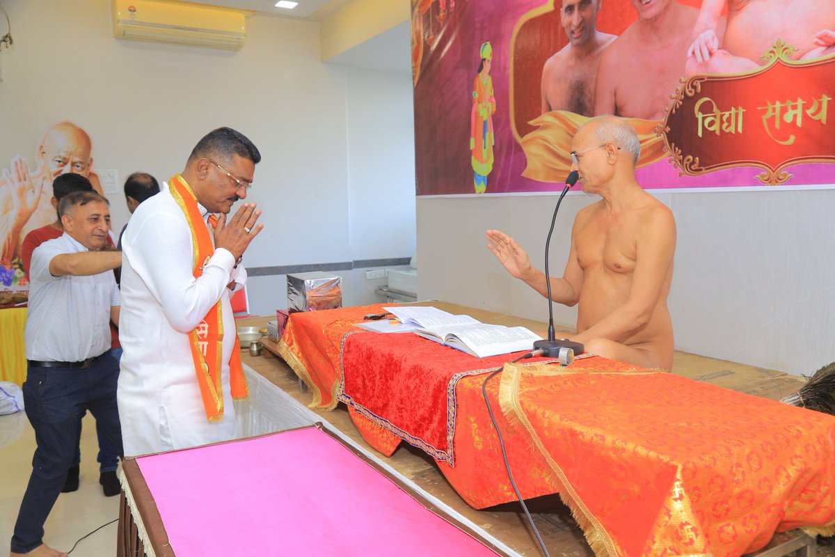 PratapSarnaik's tweet photo. 🗓 ११ जानेवारी २०२६ |📍भाईंदर (पश्चिम)

मिरा भाईंदर येथे प्रभाग क्रमांक ६ मध्ये सुरू असलेल्या अध्यात्मिक शिबिरास भेट देऊन मुनी श्री १०८ अजित सागर जी महाराज यांचे आशीर्वाद घेतले. तसेच संत शिरोमणी आचार्य श्री १०८ विद्यासागर महाराज यांच्या प्रतिमेस माझ्या हस्ते दीपप्रज्वलन करण्यात आले.

यावेळी मुनी श्री अजित सागर जी महाराज यांनी जैन समाज शिवसेनेच्या पाठीशी ठामपणे उभा असल्याची भावना व्यक्त केली. त्याचबरोबर समाजाच्या वतीने गौशाळा उभारणीची मागणी करण्यात आली असून, ही मागणी नक्कीच पूर्ण केली जाईल, असा विश्वास यावेळी व्यक्त करण्यात आला.

माझ्या समवेत प्रभाग ६ ‘अ’ सरिता शिंदे, ६ ‘ब’ रमिता रवींद्र जैन, ६ ‘क’ कृणाल पुरोहित व ६ ‘ड’ उदय मोदी हॆ  शिवसेनेचे उमेदवार उपस्थित होते.

#PratapSarnaik #Shivsena #MiraBhayandar #ElectionCampaign #MBMC