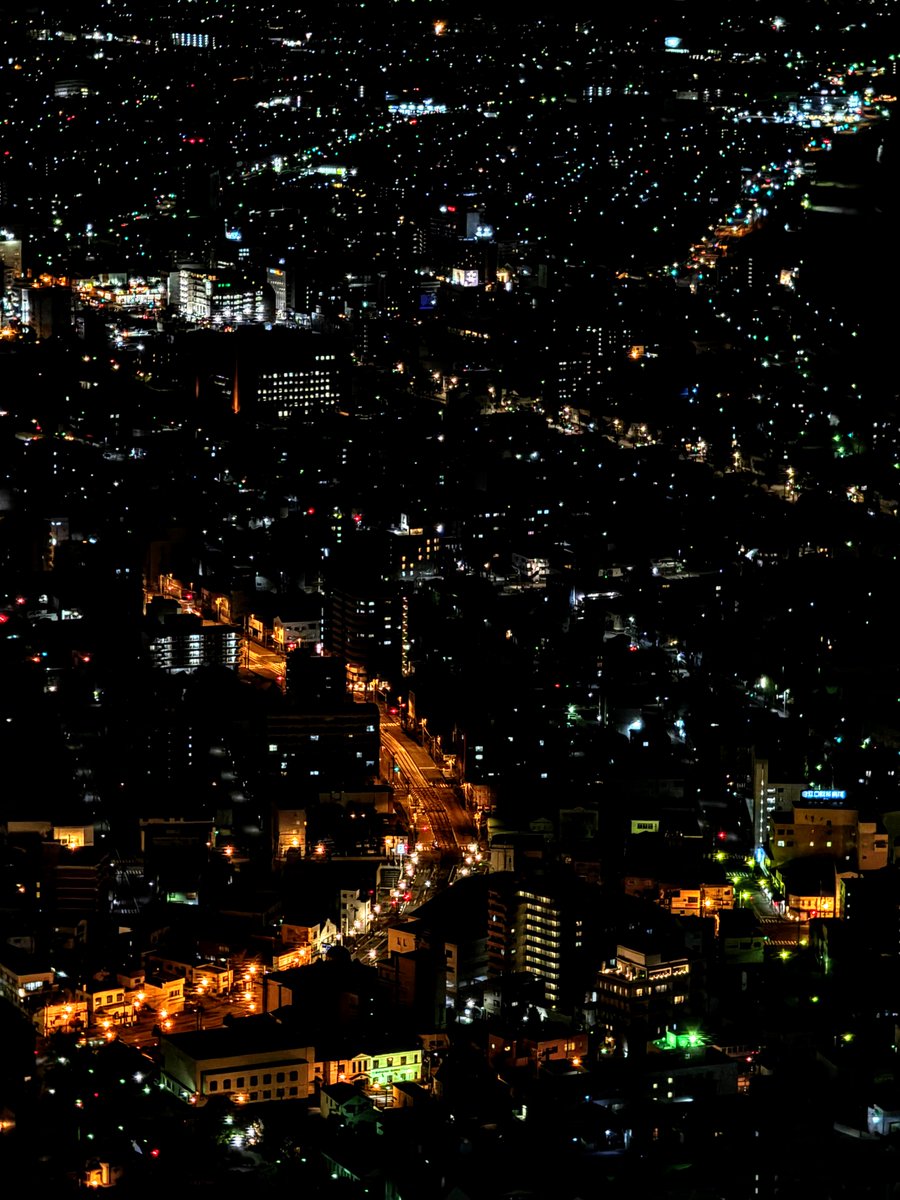 jjmmli's tweet image. What does your night look like tonight? 🌃
Share your most breathtaking city lights or night view that makes time stand still...  

This one from Mt. Hakodate still stops my heart every time — the legendary "Million Dollar Night View." Worth every second of the climb.  

What's