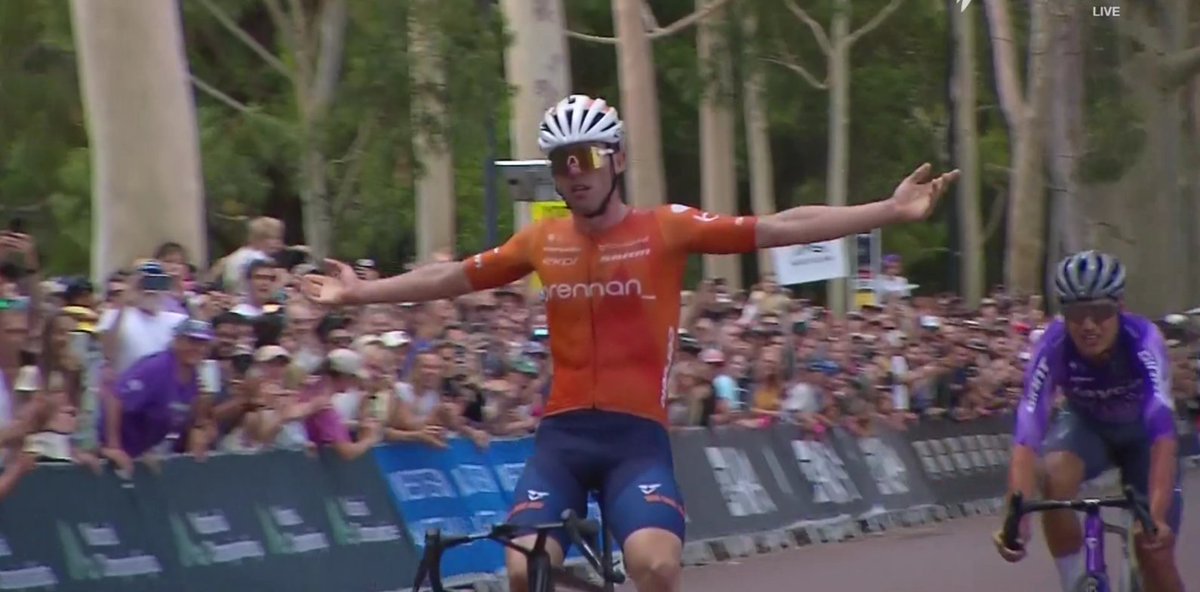 Patrick Eddy (23 ans) est le nouveau champion d'Australie en battant Luke Plapp ! Pas conservé par Picnic PostNL et désormais dans la conti 🇦🇺 du Team Brennan, il a pris le dessus sur 3 Jayco-AlUla. Plapp a ramené sur Luke Durbridge à 1,5km, qui était sorti à 40km. #RoadNats26