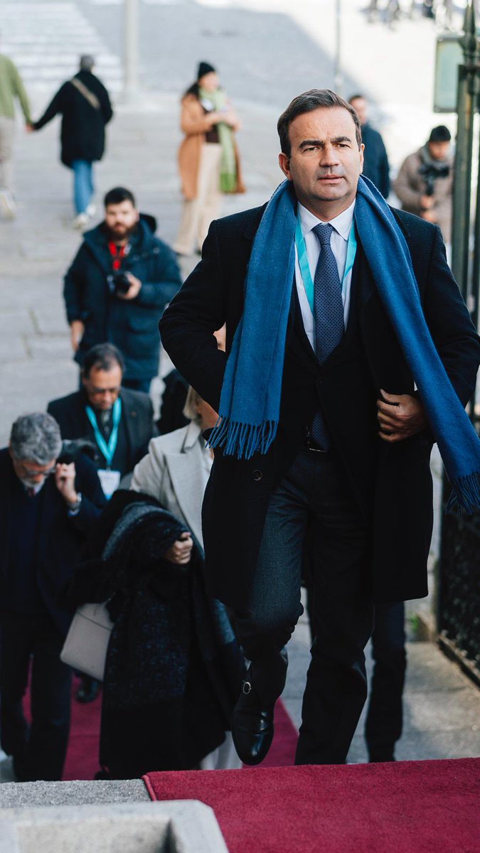 No primeiro dia do seminário diplomático no Porto fomos brindados à chegada com um sol radioso, antes do almoço no magnífico salão árabe do Palácio da Bolsa. 

Ao longo da semana ouvimos o Presidente da Assembleia da República, o MNE, o PM e, a concluir, o Presidente Marcelo