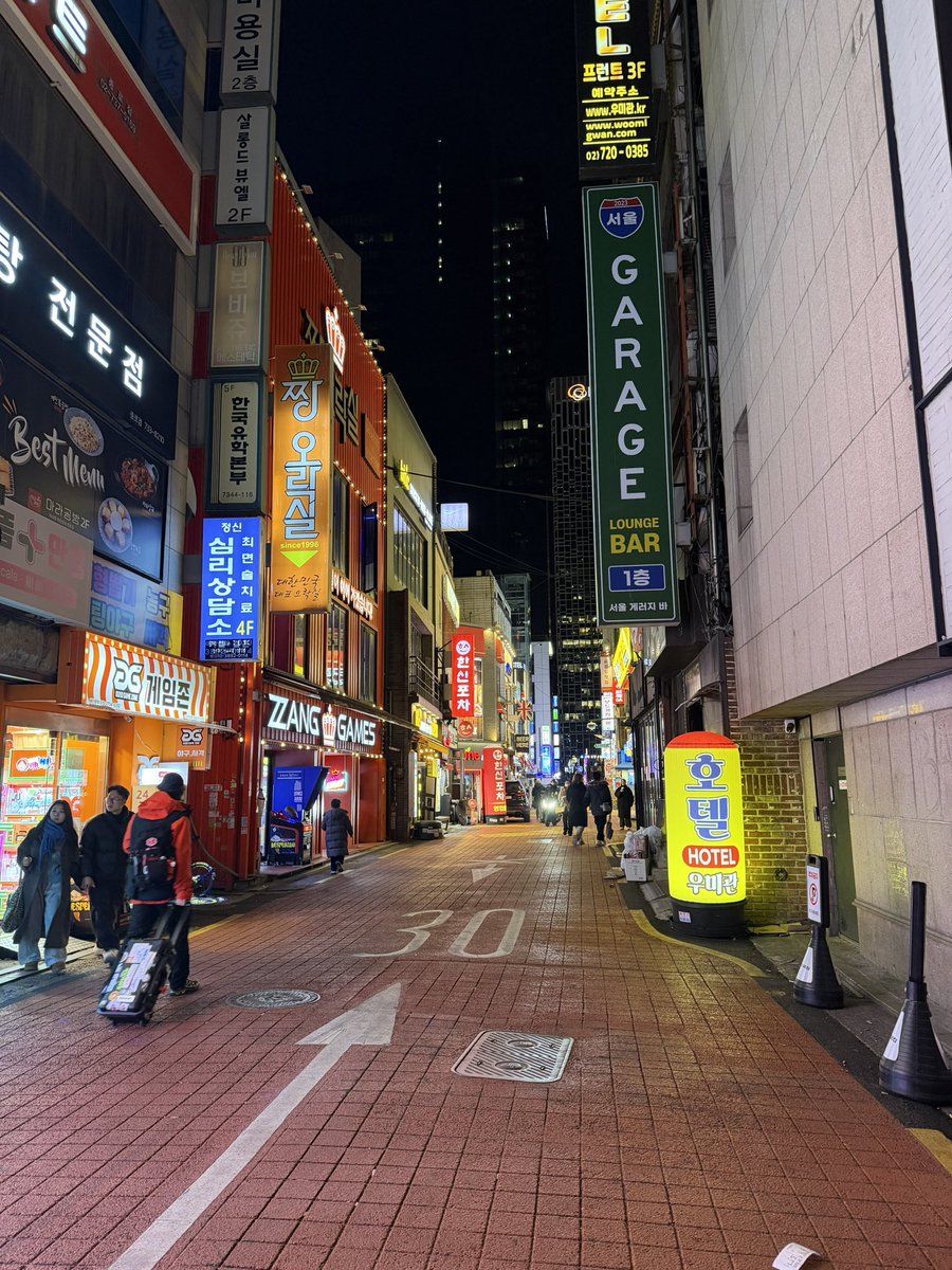 Cookiemanman's tweet image. I see why nickich abandoned everything to live here 🇰🇷