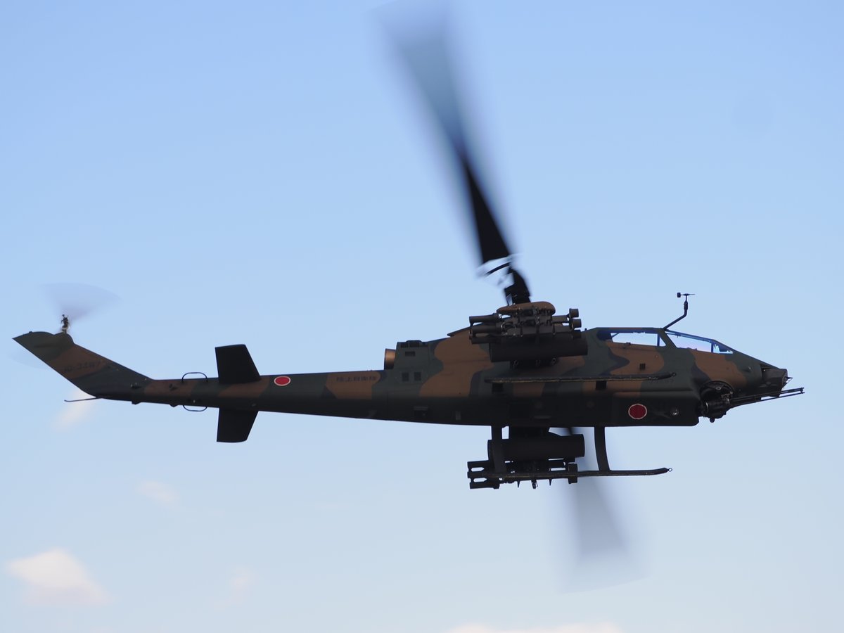 Tetsu_Lanta's tweet photo. 本日の空挺降下訓練始め。
まずは回転翼機勢。
#降下訓練始め
#UH1
#AH1
#CH46
#ガンシップ https://t.co/J6zN0LxXxt