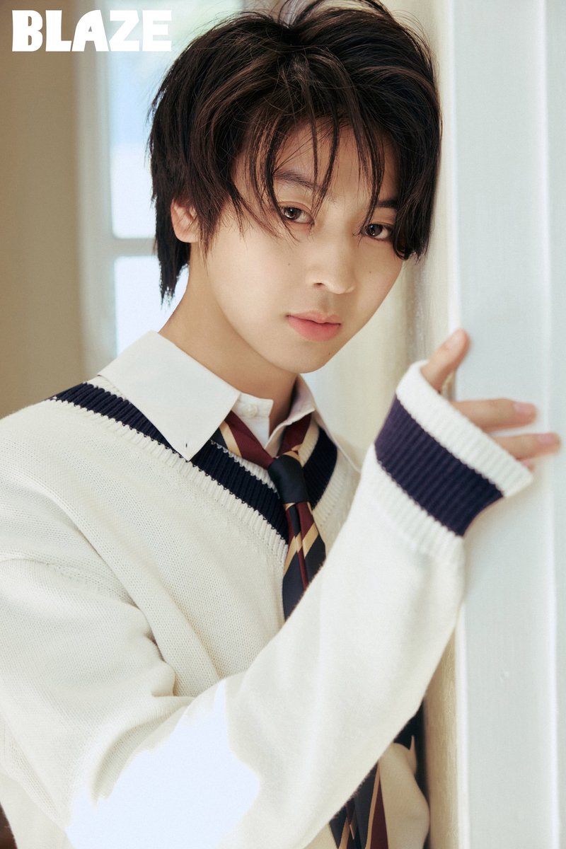 blazeprojectmag's tweet image. 「BLAZE」2026年 1月号表紙【予告】
｜#藤本洸大 空気はアップルミントキャンディ

春はまだ、
ゆっくりと花びらを数えているのに、
空はもう、
アップルグリーン一色だ。

澄んだ朝の空気の中で、
桜が海のように散るのを
私たちは待つ。

約束して、
いちばん長い海岸線を、…