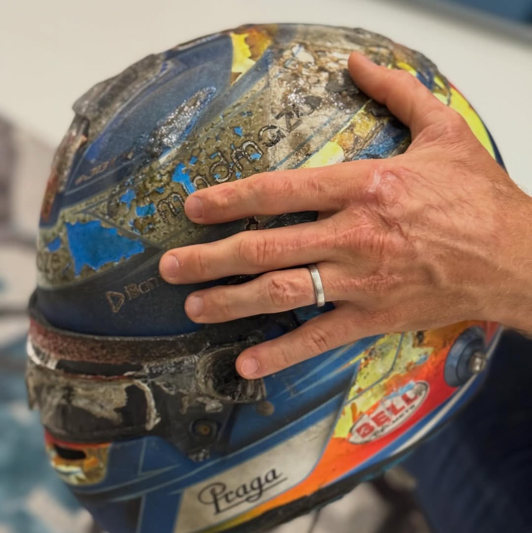 ❤️‍🩹 Romain Grosjean vuelve a "reencontrarse" con su el casco que usó el día del accidente en Baréin 2020:

"No sabía si estaba listo para verlo, pero mis hijos realmente querían entender cómo me protegí tan bien en el fuego y qué pasó esa noche".

"La vida se va y nos olvidamos,