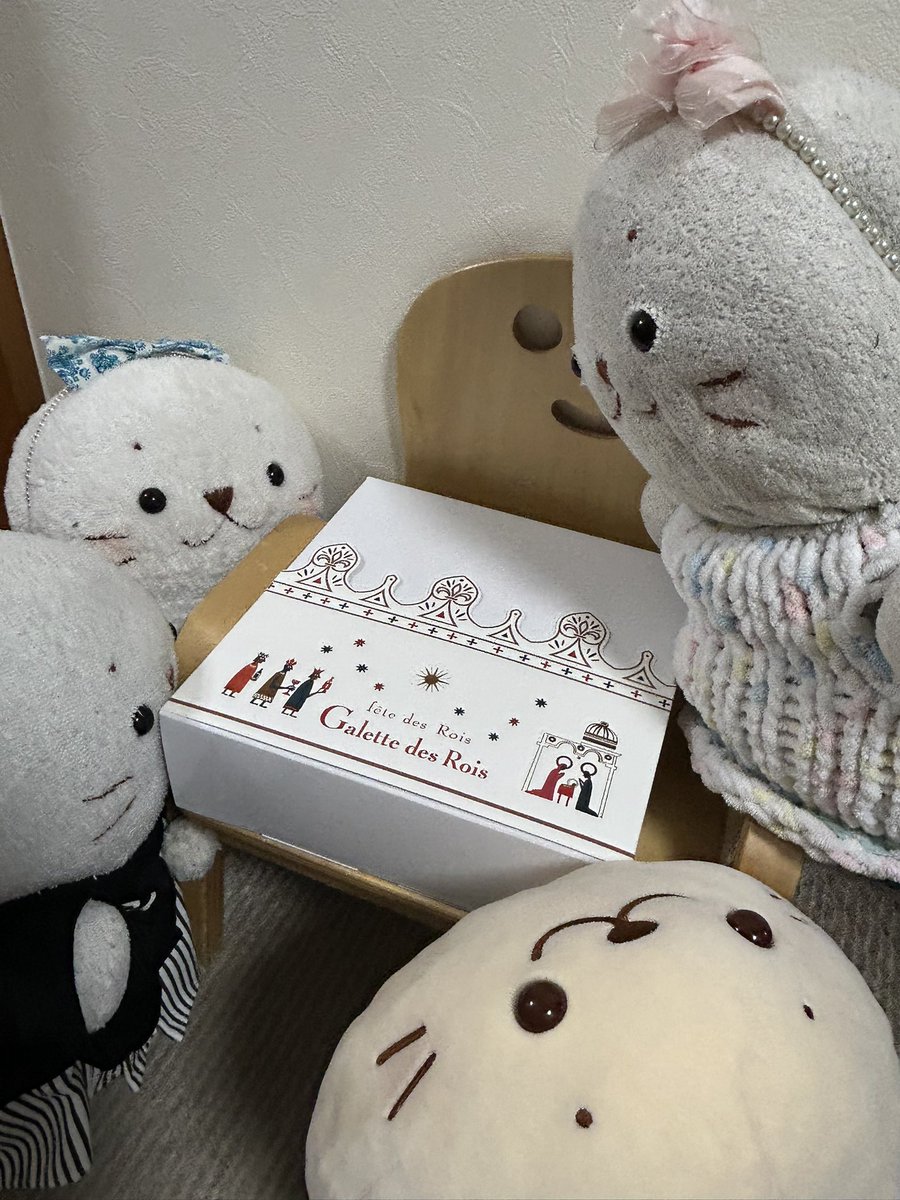 noko_4646's tweet photo. ガレット・デ・ロワを食べたきゅ！
とても美味しくて感動したきゅ！
アーモンドを引き当てたから、
1年、幸福きゅね！
#しろたん https://t.co/jKuMhZYlBn