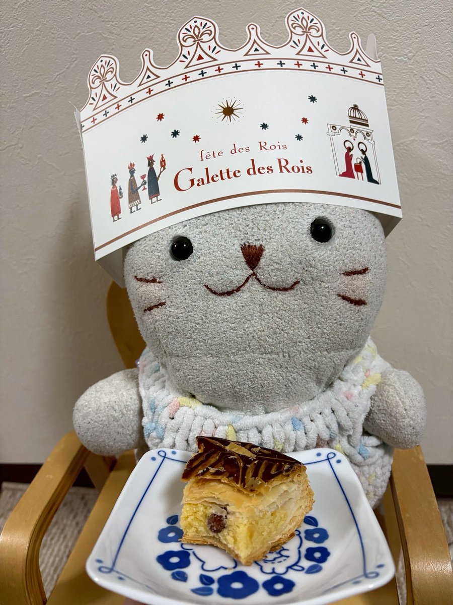 noko_4646's tweet photo. ガレット・デ・ロワを食べたきゅ！
とても美味しくて感動したきゅ！
アーモンドを引き当てたから、
1年、幸福きゅね！
#しろたん https://t.co/jKuMhZYlBn
