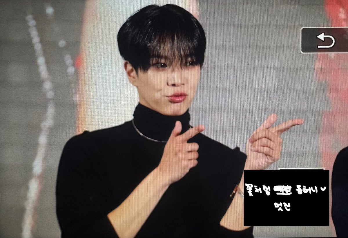 likeaflower0804's tweet photo. 260111 이즈위 PRE

☺️

#VERIVERY #DONGHEON #베리베리 #동헌 #이동헌
#최강달콤동honey
#Lost_and_Found https://t.co/5K2dkUfqpZ
