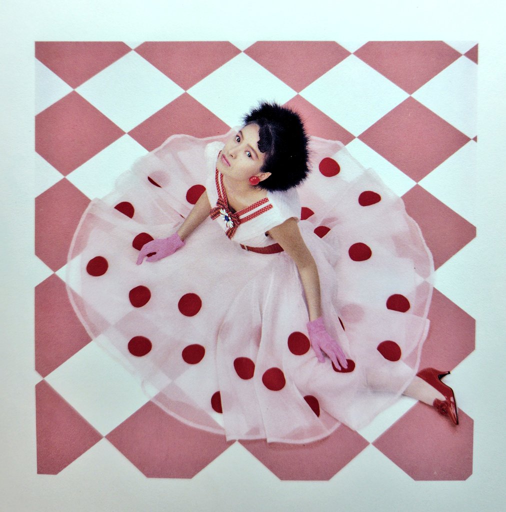 ピンで中座・おすわりのアーティスト全身像ジャケ貼ろうぜ 森下恵理