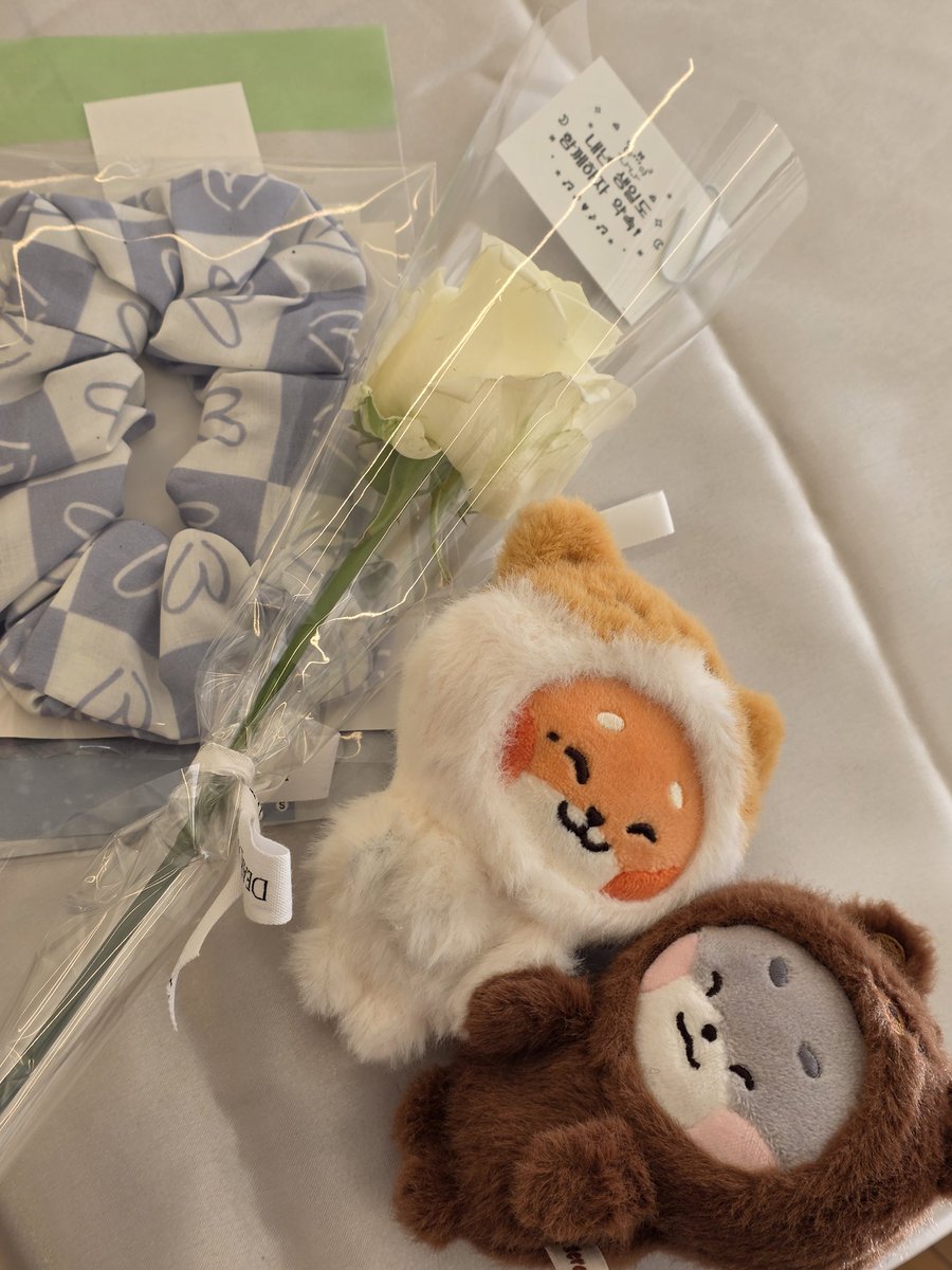 Gunitthew0_1's tweet photo. 내부도 이쁘고 오픈 전에 앞에서 기다리고 있었는데 날씨 춥다고 안으로 들여보내주셨어요..😢 정말로 감사합니다🫶 특전하고 장미도 너무 이뻐요!! 잘쓸게요!!

#Still_itblooms
#그럼에도불구하고_여전히_박건욱 https://t.co/cXVR0dMcbQ