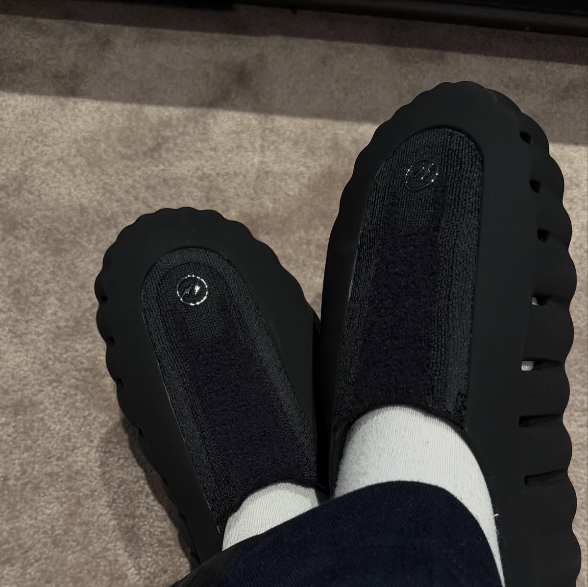 SoleRetriever's tweet image. FIRST LOOK: Hiroshi Fujiwara shares a fragment design x Nike Mind 001 sample ⚡️👀