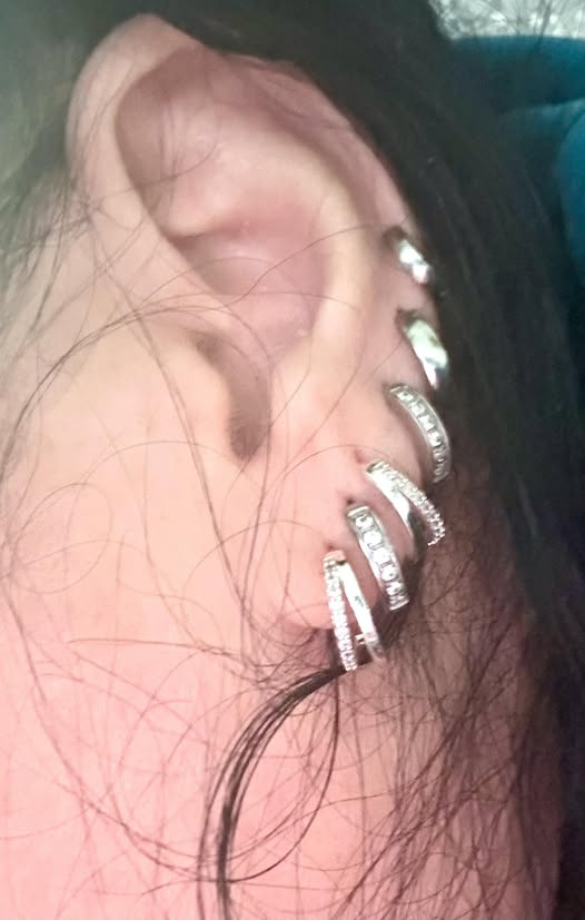 ArtistOranit's tweet photo. Messy hair and silver pretties #guiltypleasure https://t.co/t7HmqW2sbR