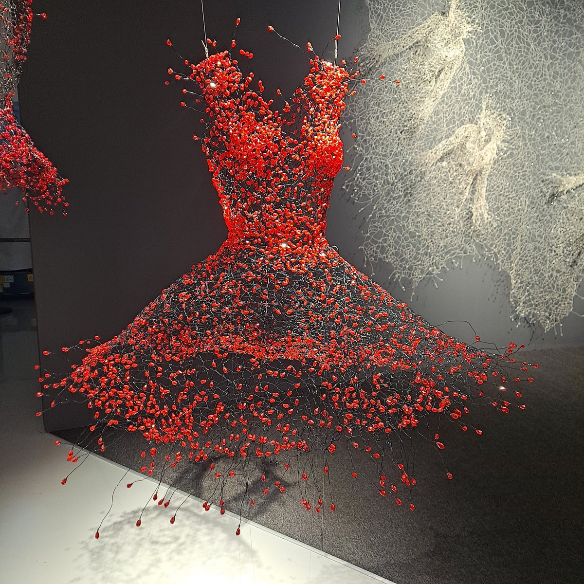 서울공예박물관 Dancing, Dreaming, Enlightning 전시 다녀왔어요!
크리스탈과 와이어로 표현한 드레스 너무 예뻤습니다
반짝거려요✨️✨️
3/15까지 하니 다녀오시길... 사진은 안 찍었지만 한복도 있었습니다!