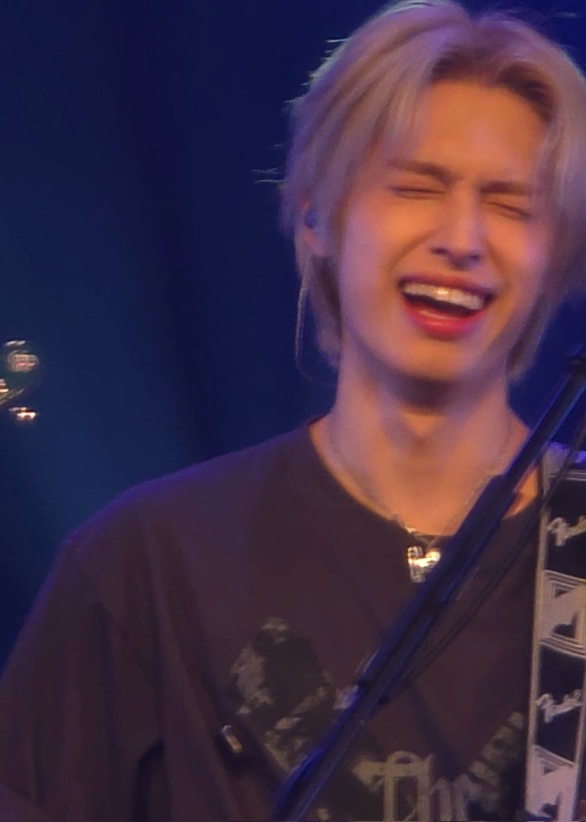 blue0bitch's tweet image. 가온 되게 준한처럼 웃는다