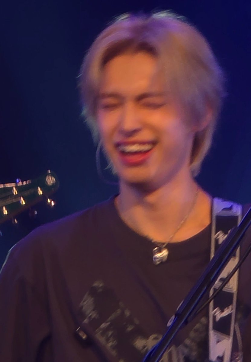 blue0bitch's tweet image. 가온 되게 준한처럼 웃는다