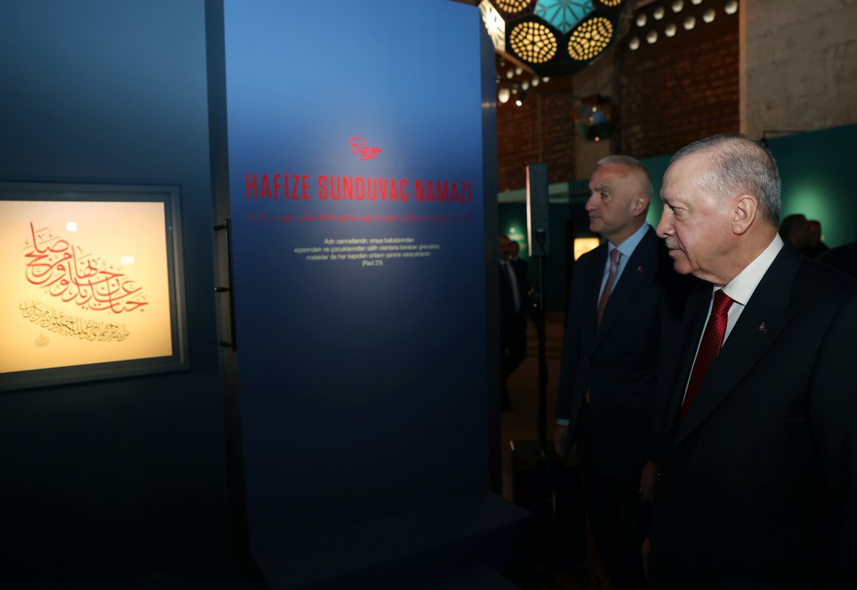 RTErdogan's tweet photo. Tophane-i Amire binamızda açılışını yaptığımız Hane İslam Sanatları Sergimizin İslam sanatlarına, özellikle de hat ve tezhibe gönül veren tüm kardeşlerimiz için hayırlara vesile olmasını temenni ediyorum.     

İstanbul’daki vatandaşlarımızı ve imkânı olan herkesi Hane Sergimizi ziyaret etmeye davet ediyorum.

Hat ve tezhip gibi İslam sanatları; emek isteyen, sabır isteyen, devamlılık gerektiren alanlardır.

Bu sanatların yaşatılması, özellikle teknoloji ve dijital kültürün gelenekli sanatlarımızı tehdit ettiği bugünlerde çok ama çok önemlidir.

Kadim tarihimizden süzülüp gelen kültürel mirasımız ancak yeni nesillerin ekleriyle zenginleşir, kökleşir, yaşar ve süreklilik kazanır.

İşte burada olduğu gibi sayfalara özenle nakşedilen her bir şekil, aynı zamanda geçmişle gelecek arasında yeni bir köprü kuruyor.