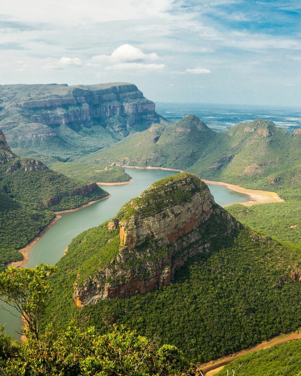 13amStudio's tweet image. Project 195 | Country 09

South Africa 🇿🇦

South Africa joined Project 195 as one of the most culturally layered and creatively influential countries represented so far.

Located at the southern tip of the African continent, South Africa is defined by contrast, across geography,…