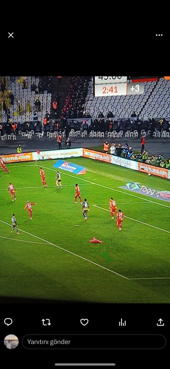 Ceza sahası içinde yerde yatan kırmızılı kimdir?
a)Torreira
b)Halil Umut Meler
c)Kovacan
d)Kırmızı Poşet

😂😂😂😂😂😂  #FBvGS