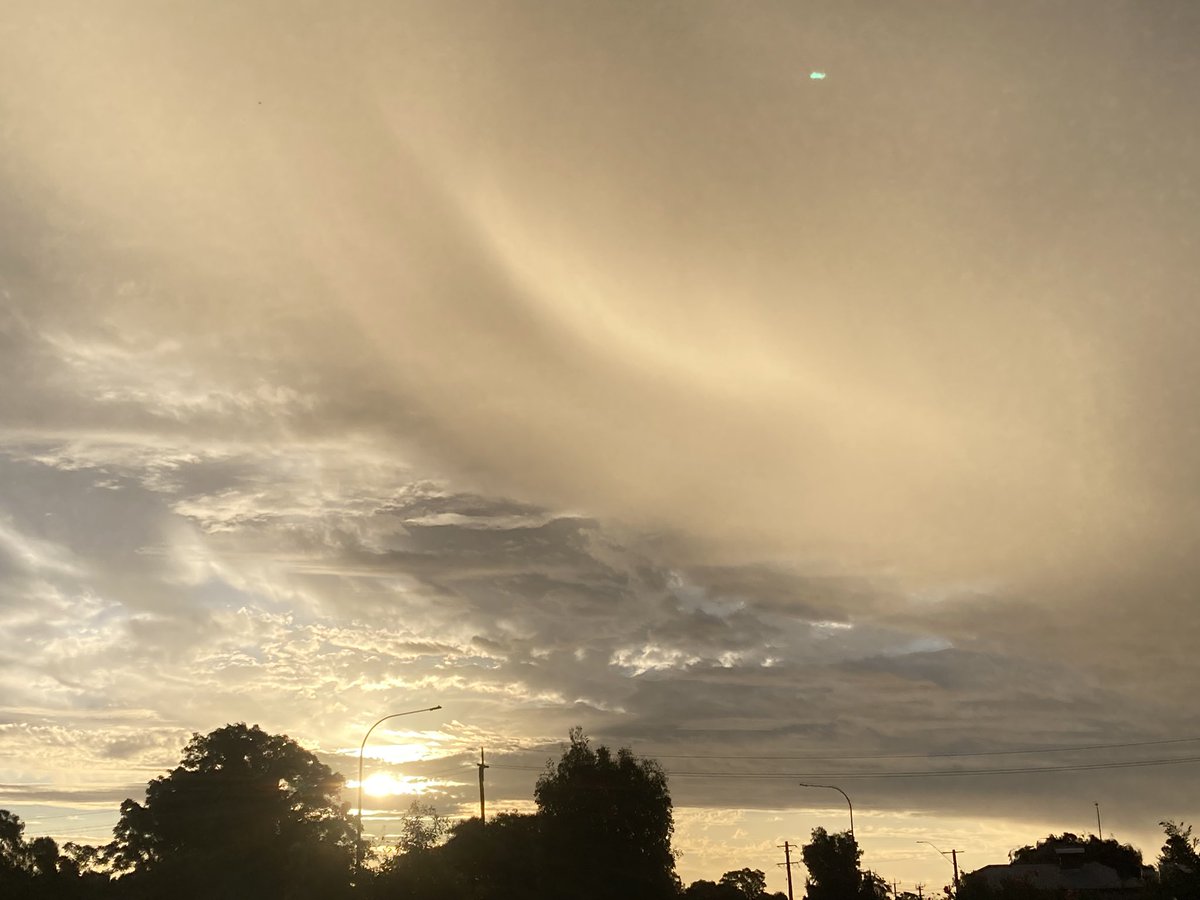 perthovalman's tweet photo. @paulmp @coffeevanishere @weather_wa @baxlex @BunburyWeather @ManjitK6987 @ImTheOnlyAstro @drstip @speedbird020 @MJG_1990 @Barnsy_Lisa @Sparrow_65 @2017Ferret All the swirly clouds, rain and sunsetting where I am is making everything look really good at the minute. #Perth #sunset #cloudformations #australia #rain https://t.co/ufJ9CjX0D4