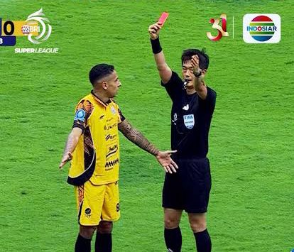 🚨Within the last five meetings against Persib Bandung, including Gameweek 17 of the BRI Super League 2025/2026, Persija Jakarta players have received three red cards in three consecutive seasons 😳

Each sending-off has significantly disrupted Persija Jakarta’s game.

🟥 Hanif