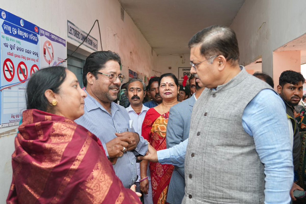 PrithivirajBJP's tweet image. ଆଜି ନାଚୁଣୀ ମହାବିଦ୍ୟାଳୟ ପରିସରରେ ଆୟୋଜିତ ହୋଇଥିବା ନିଶୁକ୍ଳ ମେଗା ସ୍ବାସ୍ଥ୍ୟ ଶିବିରର ବିଭିନ୍ନ କକ୍ଷକୁ ପରିଦର୍ଶନ କରି ରୋଗୀ ସେବା ସମ୍ପର୍କରେ ପଚ଼ାରି ବୁଝିଲି।ଏହି ଶିବିରରେ ସେବା ଯୋଗାଉଥିବା କିମ୍ସର ଡାକ୍ତର ଓ ପ୍ରଫେସରମାନଙ୍କୁ କୃତଜ୍ଞତା ଜଣାଇଲି।

#Nachuni #college #kimshospital #health #camp