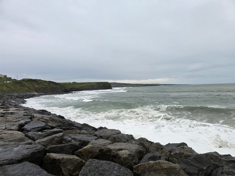 3ft with a strong cross-shore wind, 19kts S. Air 11C, sea 9.9C, high tide 10:58 and 23:32, low tide 17:03. #SurfReport