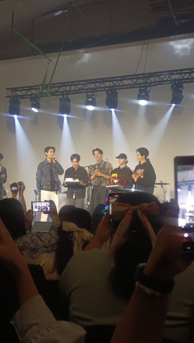 SBFIVE มาครบทุกคนชั้นมีน้ำตาจริงๆ 
#GardenBackConcert