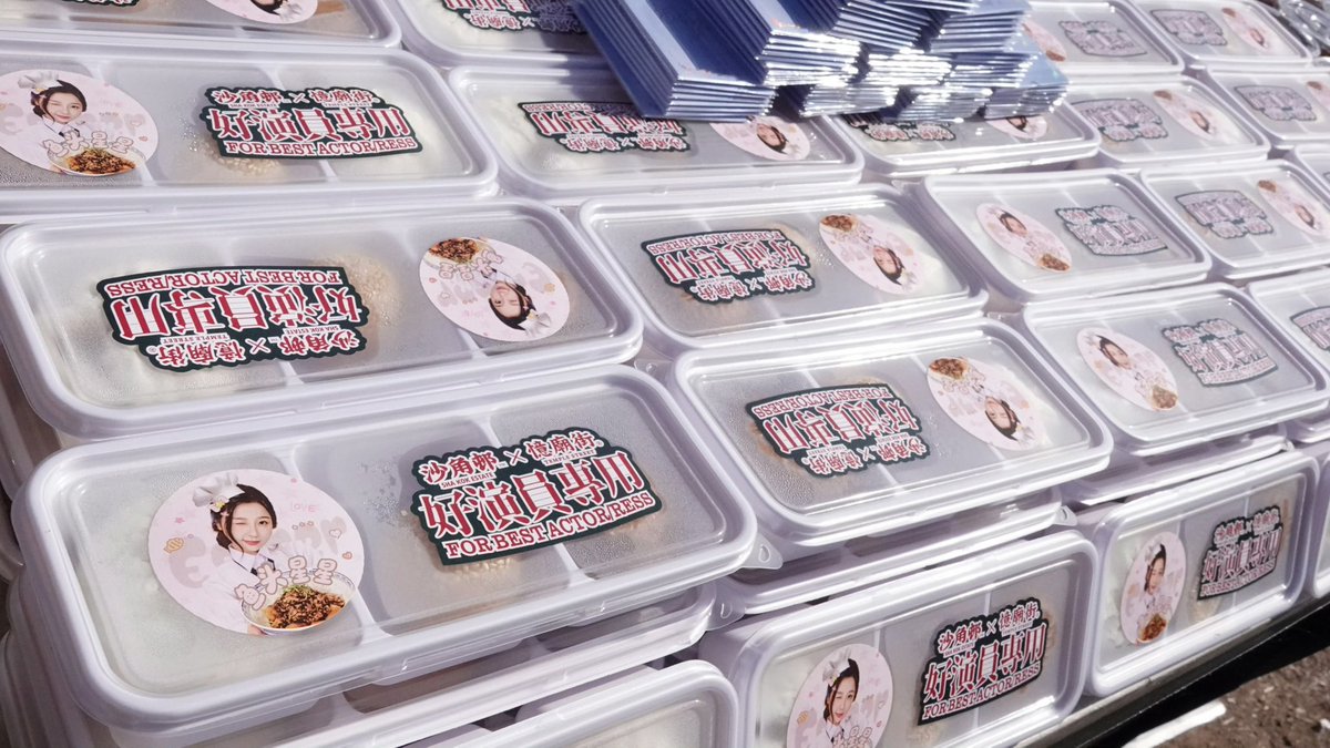 260111 | 💕 #บันทึกความรักของซินซินจื่อ
🐟 #YuShuXin #EstherYu #อวี๋ซูซิน

เริ่มต้นการเดินทางใหม่ เวลาเหมาะสมมาถึง ในวันเปิดกล้องที่เต็มไปด้วยความยินดี อบอุ่นและความประหลาดใจจึงเดินทางมาถึงพร้อมกัน～

ในวันที่รุ่งเรืองสดใส ซินซิน เตรียมรถอาหาร 2 คัน สำหรับทุกคน มีอาหารรวม 4,000