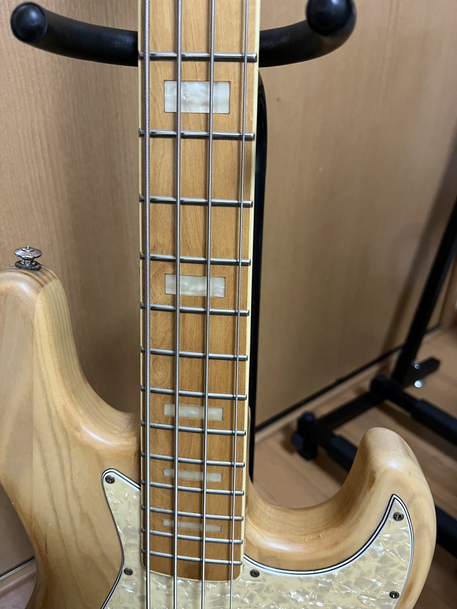 ところでこのベース、ジャンクで買ったのですが メーカー が書いてない