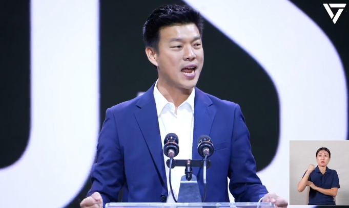 ดูก็รู้ว่า เท้งซ้อมพูดมาหนัก เรียงลำดับการพูดเก่ง ไม่ต้องพึ่งสคริปต์ ถ้าใครไม่ซ้อมพูดคงไม่พูดได้ขนาดนี้ พูดได้ไม่ติดขัดไหลลื่น อาจจะเสียงเหินนิดหน่อยคงหาเสียงหนักทุกวันติดต่อกันไม่พัก  เวลาพูดปลุกพลังเหมือนสวมวิญญาณธนาธร ภาษากายได้จากพิธา 

#พรรคประชาชน #พรรคประชาชนเบอร์46