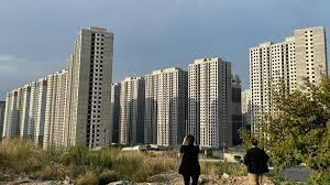 Kökeni politika olan şu sorunlar artarken doğurganlık azalmaya devam eder:
Tarıma dayalı nüfusun bitmesi,
Çarpık ve sıkıştırılmış şehir mimarisi,
Kadın-erkek için yoğun çalışma zorunluluğu,
Kötü eğitim,
Geleceğin belirsizliği,
Toplumsal güvensizlik...